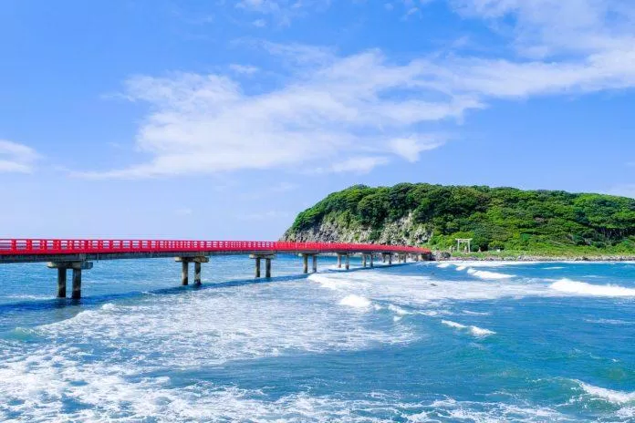 Cây cầu đỏ bắc sang đảo Oshima lân cận. (Nguồn: Internet) Cây cầu đỏ bắc sang đảo Oshima lân cận. (Nguồn: Internet)
