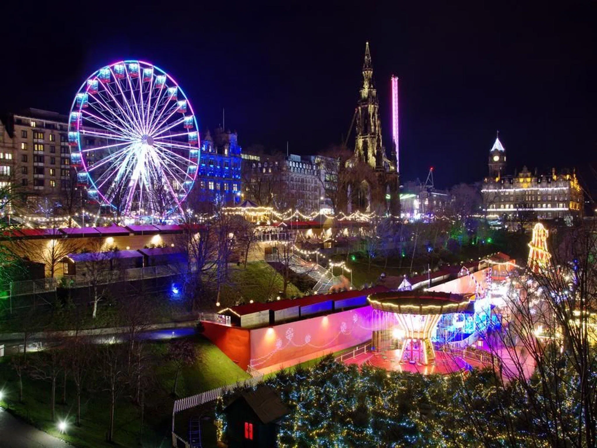 Toàn cảnh chợ Giáng Sinh Edinburgh (Scotland) (Ảnh: Internet). Toàn cảnh chợ Giáng Sinh Edinburgh (Scotland) (Ảnh: Internet).