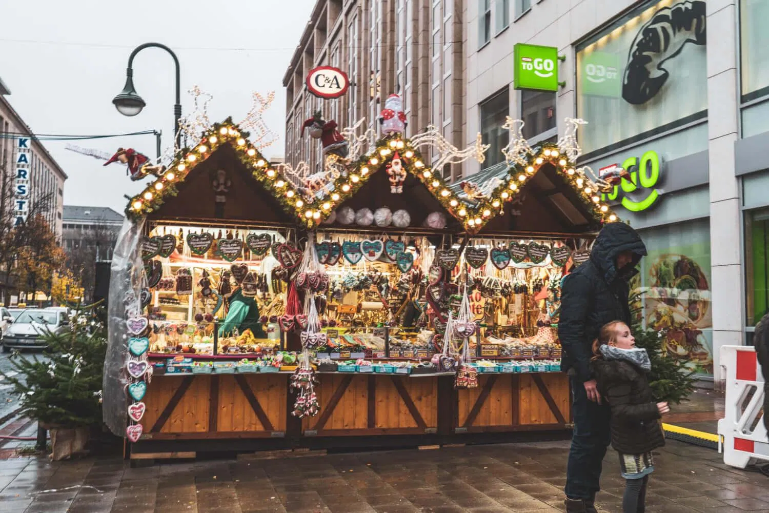 Những gian hàng ở chợ Giáng Sinh Düsseldorf (Đức) (Ảnh: Internet). Những gian hàng ở chợ Giáng Sinh Düsseldorf (Đức) (Ảnh: Internet).