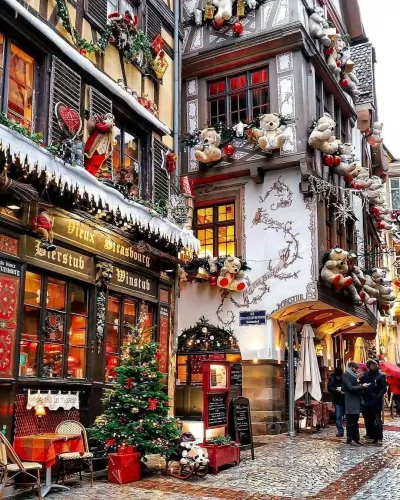Những gian hàng được trang trí rực rỡ tại chợ Giáng Sinh Strasbourg (Pháp) (Ảnh: Internet).