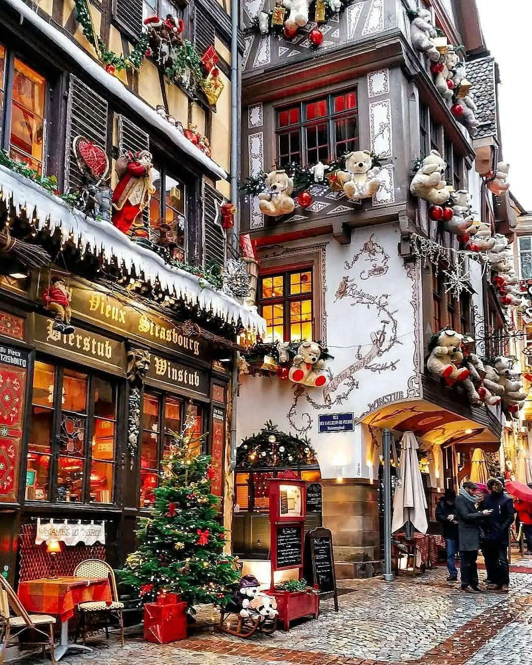 Những gian hàng được trang trí rực rỡ tại chợ Giáng Sinh Strasbourg (Pháp) (Ảnh: Internet). Những gian hàng được trang trí rực rỡ tại chợ Giáng Sinh Strasbourg (Pháp) (Ảnh: Internet).