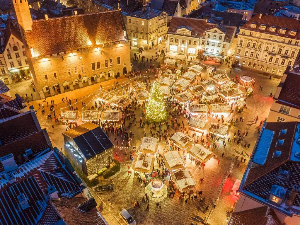 Chợ Giáng Sinh Tallinn lung linh khi nhìn từ trên cao xuống (Ảnh: Internet). Chợ Giáng Sinh Tallinn lung linh khi nhìn từ trên cao xuống (Ảnh: Internet).