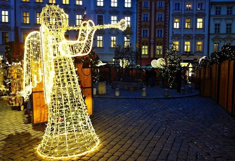 Biểu tượng Thiên Thần được trang trí tại chợ Giáng Sinh Prague (Cộng Hòa Séc) (Ảnh: Internet). Biểu tượng Thiên Thần được trang trí tại chợ Giáng Sinh Prague (Cộng Hòa Séc) (Ảnh: Internet).