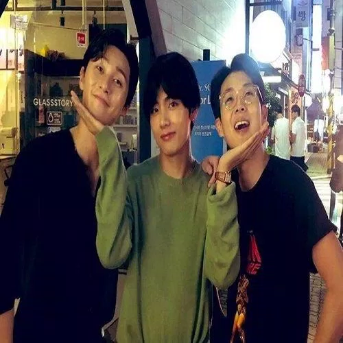 Hội bạn thân "xịn xò" từ phải sang: Park Seo Joon - V (BTS) - Choi Woo Sik (Ảnh: Internet) Hội bạn thân "xịn xò" từ phải sang: Park Seo Joon - V (BTS) - Choi Woo Sik (Ảnh: Internet)