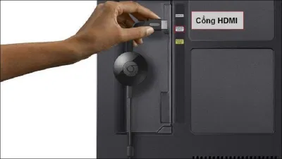 Chromecast cắm vào cổng HDMI của TV (Ảnh: Internet). Chromecast cắm vào cổng HDMI của TV (Ảnh: Internet).