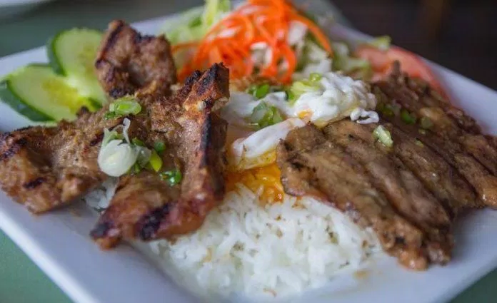 Bai sach chrouk - Thịt lợn nướng và cơm tấm (Nguồn: Internet)
