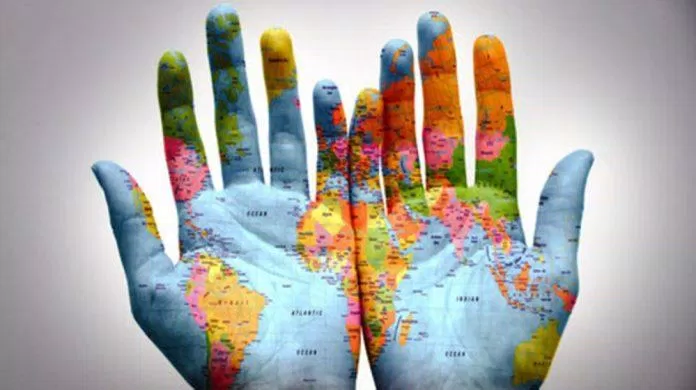 Một công dân của thế giới có thể nhìn thấy cả thế giới trong tay mình.  (Nguồn: Internet)
