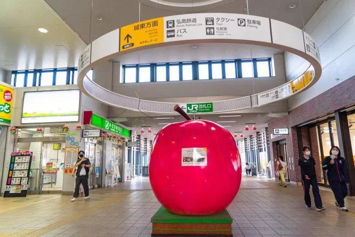 Mô hình quả táo đặc trưng khi đặt chân đến Hirosaki. (Nguồn: Internet)