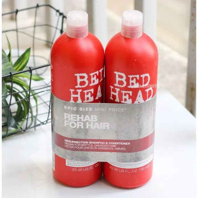 Dầu gội phục hồi tóc Tigi Resurrection Shampoo (màu đỏ) là một trong best seller của brand (Nguồn: internet)