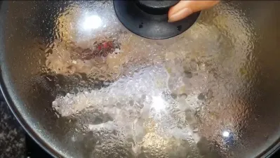Đậy nắp nồi, tiếp tục đợi gà chín ( Ảnh: Youtube) Đậy nắp nồi, tiếp tục đợi gà chín ( Ảnh: Youtube)