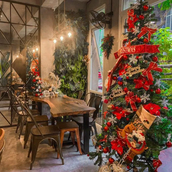 Cafe trang trí Noel ở Hà Nội là một địa điểm tuyệt vời để cảm nhận không khí lễ hội đặc biệt này. Không gian đầy màu sắc và ánh sáng đem lại cho bạn cảm giác rực rỡ của mùa Noel. Hãy đến đây và dành thời gian cho một tách cà phê và những trò chuyện cùng bạn bè hoặc người thân.