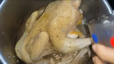 Tiếp tục đổ hết phần rượu còn lại vào nồi. (Ảnh: Youtube) Tiếp tục đổ hết phần rượu còn lại vào nồi. (Ảnh: Youtube)