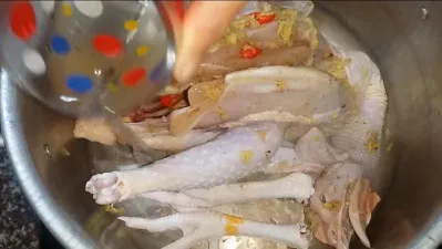 Đổ một ít rượu vào nồi (Ảnh: Youtube) Đổ một ít rượu vào nồi (Ảnh: Youtube)
