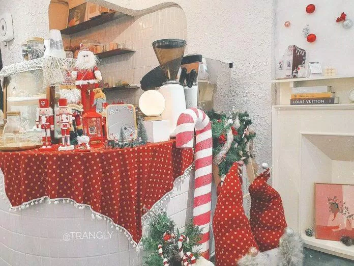 Không khí Noel đã ngập tràn trong các quán cafe - Ảnh: Trang Ly