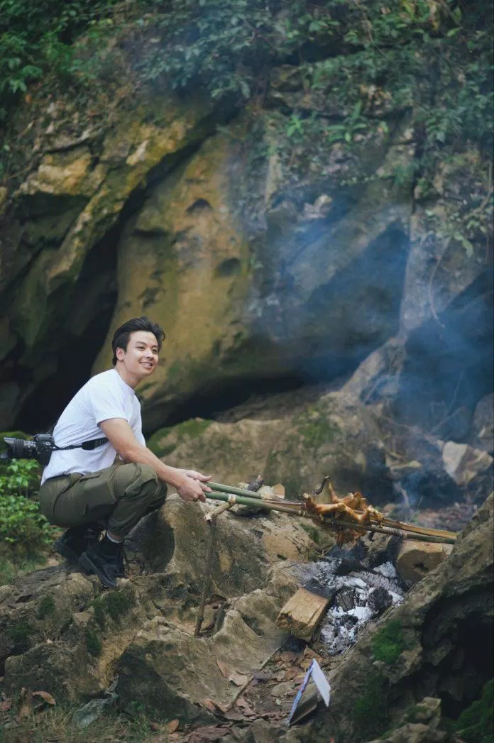 Du khách có thể tự nướng gà ở trong làng - Ảnh: Quang Kiên