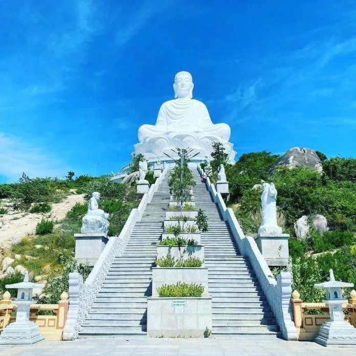 Tượng Phật ngồi cao nhất Đông Nam Á tại chùa Ông Núi - Ảnh: internet