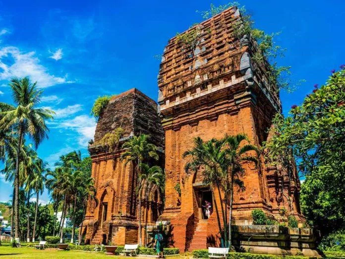 Tháp Đôi nằm trong lòng thành phố Quy Nhơn - Ảnh: internet