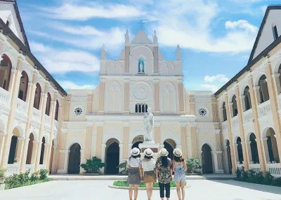 Kiến trúc Gothic đặc trưng của nhà thờ Làng Sông - Ảnh: internet