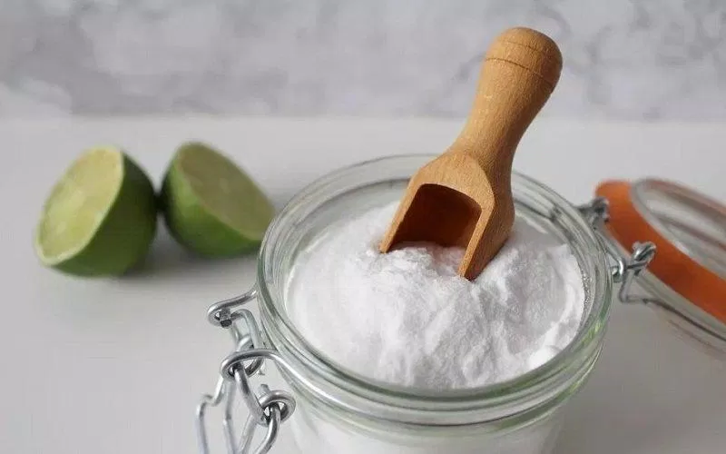 Dùng baking soda để tẩy da chết trên môi ( Nguồn: Internet )