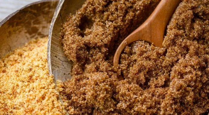 Có thể dùng đường nâu để tẩy da chết mỗi ngày làm sạch hiệu quả mà không gây khô da (Nguồn: internet)