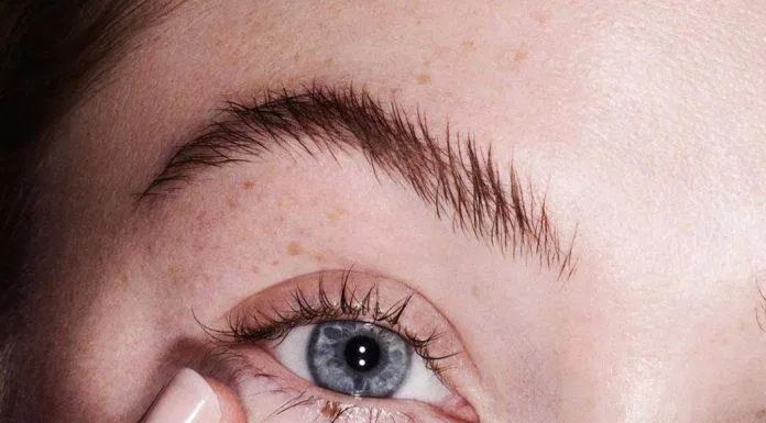 Chăm sóc da vùng mắt bằng cách dưỡng ẩm (Nguồn: Internet).