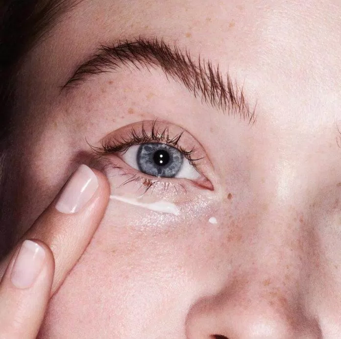Chăm sóc da vùng mắt bằng cách dưỡng ẩm (Nguồn: Internet).