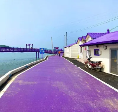 Con đường bê tông màu tím dịu dàng (Nguồn ảnh: Internet). Con đường bê tông màu tím dịu dàng (Nguồn ảnh: Internet).
