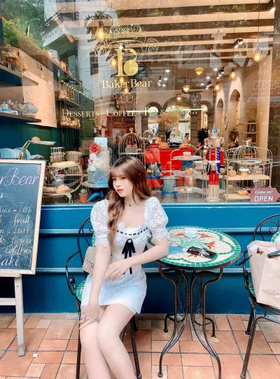 Mặt tiền màu xanh của quán (nguồn ảnh: FB BEAR BAKER)