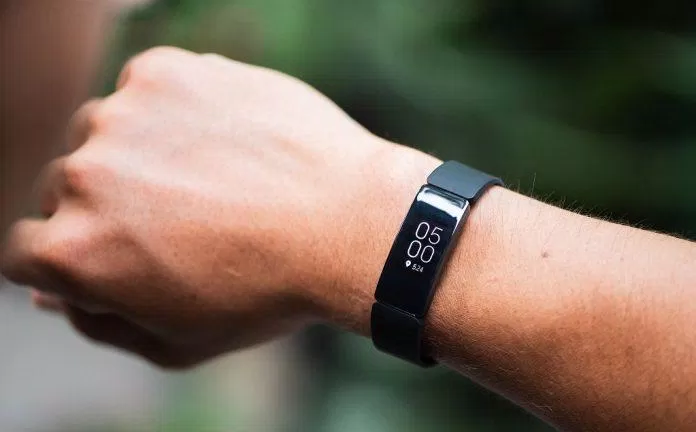 Vòng tay thông minh Fitbit hỗ trợ chăm sóc sức khỏe (Ảnh: Internet).