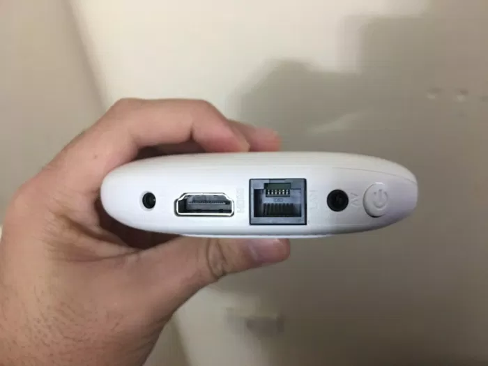 FPT TV 4K FX6 trang bị một cổng USB 3.0 ở hông thiết bị, cổng HDMI, cổng Ethernet và cổng AV. FPT TV 4K FX6 đã bổ sung thêm nút bật tắt nhanh giúp người dùng có thể chuyển thiết bị sang chế độ chờ nhanh chóng (Ảnh: BlogAnChoi) FPT TV 4K FX6 trang bị một cổng USB 3.0 ở hông thiết bị, cổng HDMI, cổng Ethernet và cổng AV. FPT TV 4K FX6 đã bổ sung thêm nút bật tắt nhanh giúp người dùng có thể chuyển thiết bị sang chế độ chờ nhanh chóng (Ảnh: BlogAnChoi)
