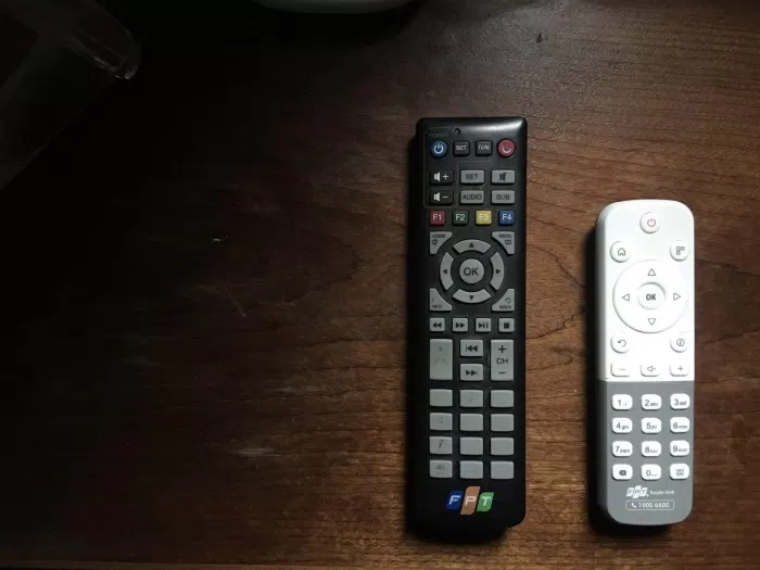 Điều khiển bộ giải mã cũ (bên trái) và FPT 4K UHD FX6 ở bên phải (Ảnh: BlogAnChoi) Điều khiển bộ giải mã cũ (bên trái) và FPT 4K UHD FX6 ở bên phải (Ảnh: BlogAnChoi)