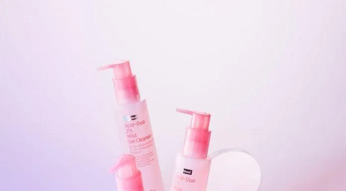 Sữa rửa mặt By Wishtrend Acid Duo 2% Mild Gel Cleanser chứa thành phần acid từ LHA và PHA lấy đi bụi bẩn từ sâu bên trong, với kết cấu dạng gel vẫn giữ được độ ẩm không làm khô da (Nguồn:internet)