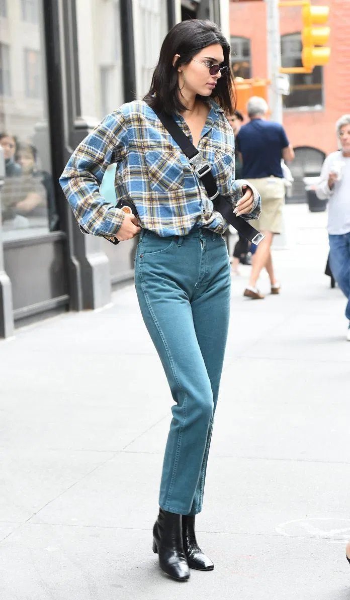 Quần jeans phối cùng áo sơ mi kẻ cực phong cách (Nguồn: Internet)