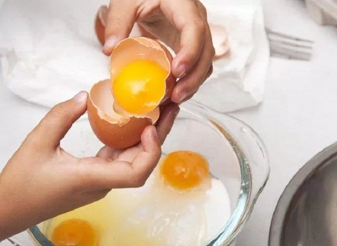 Có thể ăn lòng đỏ trứng với lượng vừa phải (Ảnh: Internet).