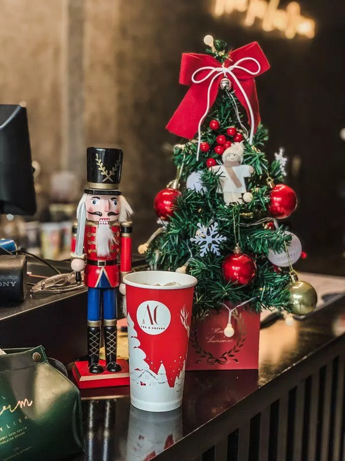 Ly nước được trang trí theo phong cách Giáng sinh (Nguồn: AC Tea and Coffee) Ly nước được trang trí theo phong cách Giáng sinh (Nguồn: AC Tea and Coffee)
