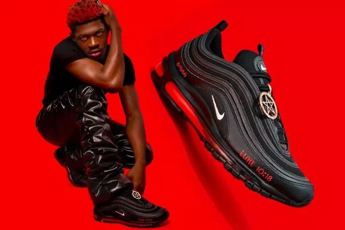 Lil Nas X hợp tác với MSCHF ra mắt giày thể thao "Satan" (Ảnh: Internet) Lil Nas X hợp tác với MSCHF ra mắt giày thể thao "Satan" (Ảnh: Internet)