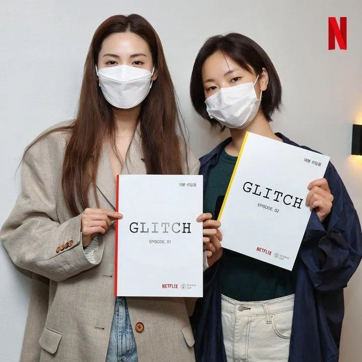 Cặp đôi nữ chính trong bộ phim Glitch của Netflix (Ảnh: Internet) Cặp đôi nữ chính trong bộ phim Glitch của Netflix (Ảnh: Internet)