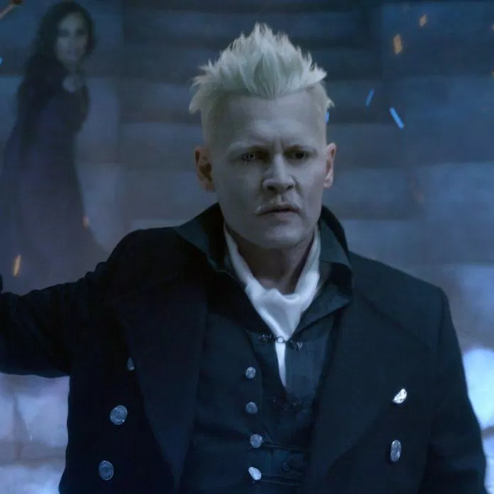 Johnny Depp khiến khán giả hơi sốc với tạo hình Ma vương Grindelwald của mình. (Ảnh: Internet)