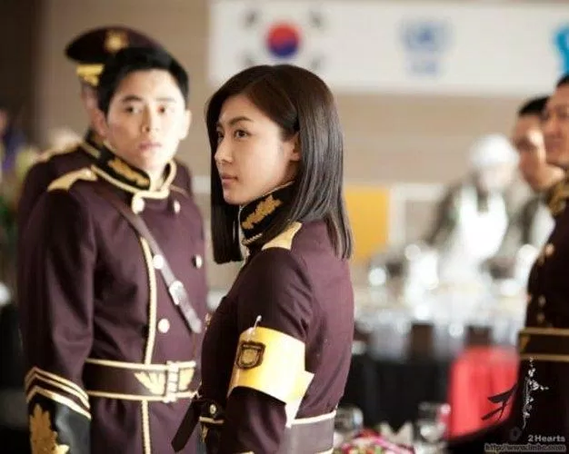 Tạo hình cực ngầu của Ha Ji Won trong bộ phim The King 2 Hearts . (Nguồn: Internet)