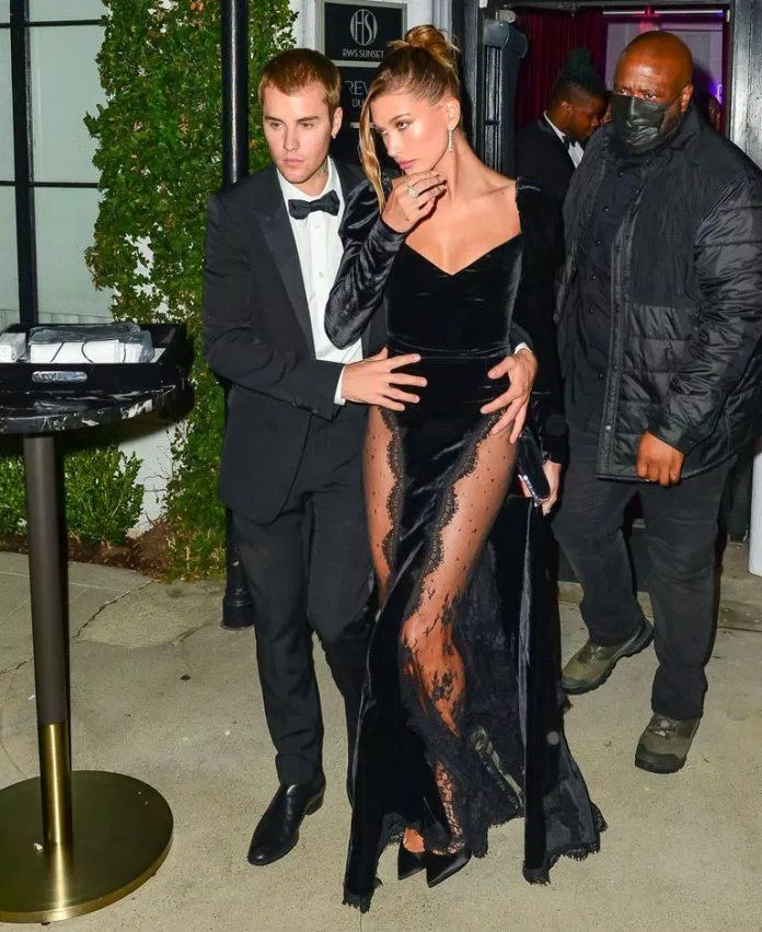 Hailey Bieber mặc một chiếc váy Alessandra Rich màu đen (Ảnh: Internet)