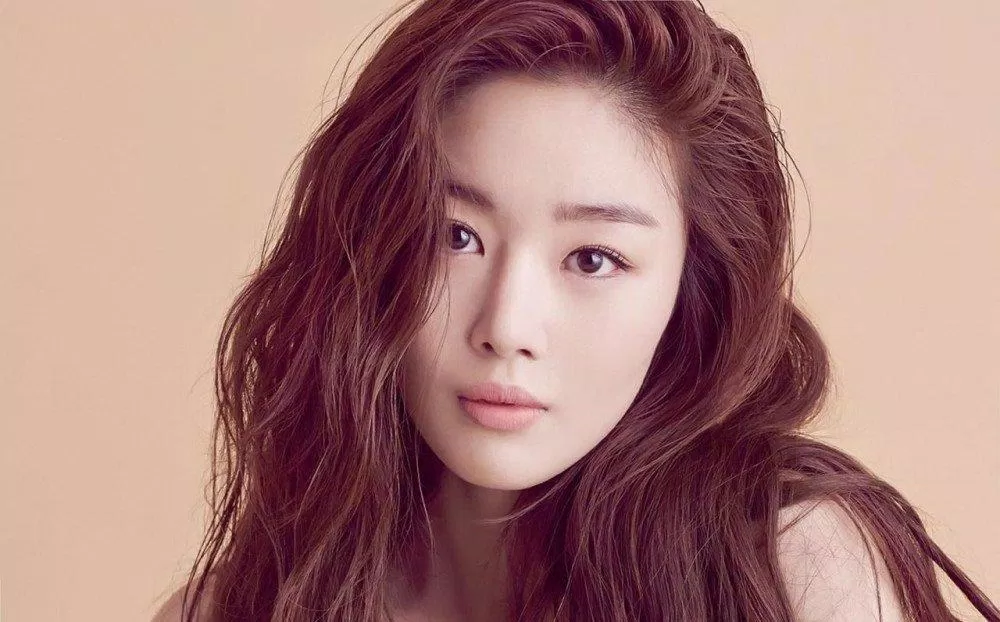 Han Sunhwa (Secret) tẩy tế bào chết bằng bột đậu. (Nguồn: Internet)