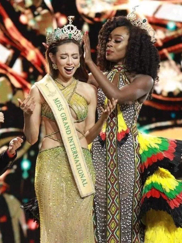 Thùy Tiên nhận vương miện hoa hậu (Ảnh: Internet). Thùy Tiên nhận vương miện hoa hậu (Ảnh: Internet).