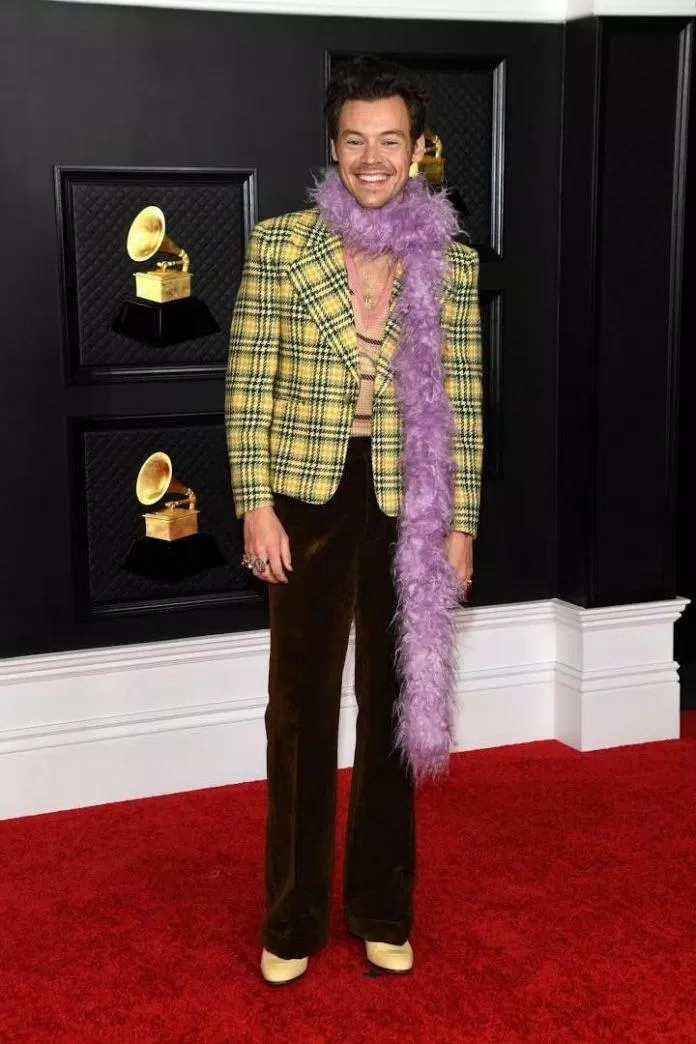 Lần xuất hiện trên thảm đỏ đáng nhớ tại Lễ trao giải Grammy 2021 của Harry Styles (Ảnh: Internet)