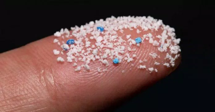 Microplastics là những mảnh nhựa rất nhỏ (Ảnh: Internet).