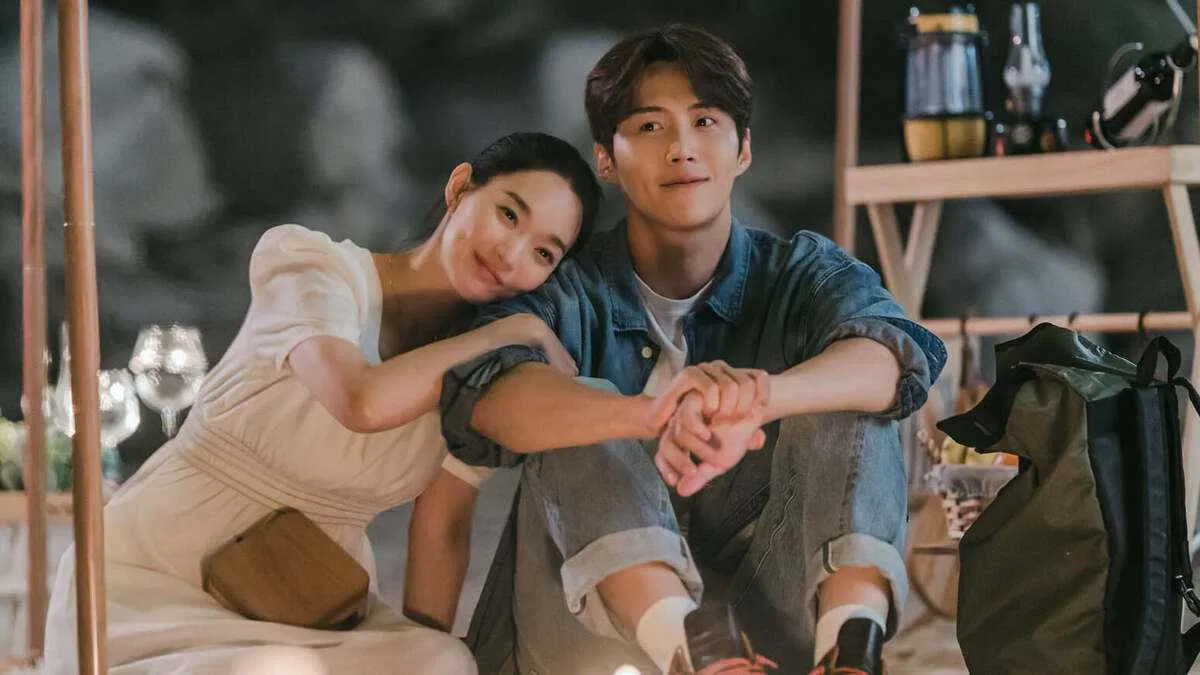 Cặp đôi Shin Min Ah và Kim Seon Ho trong phim Điệu Cha-Cha-Cha Làng Biển. (Nguồn: Internet)