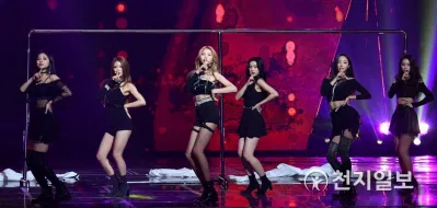 Màn biểu diễn đầy quyến rũ của các idol nữ (Nguồn: Internet) Màn biểu diễn đầy quyến rũ của các idol nữ (Nguồn: Internet)