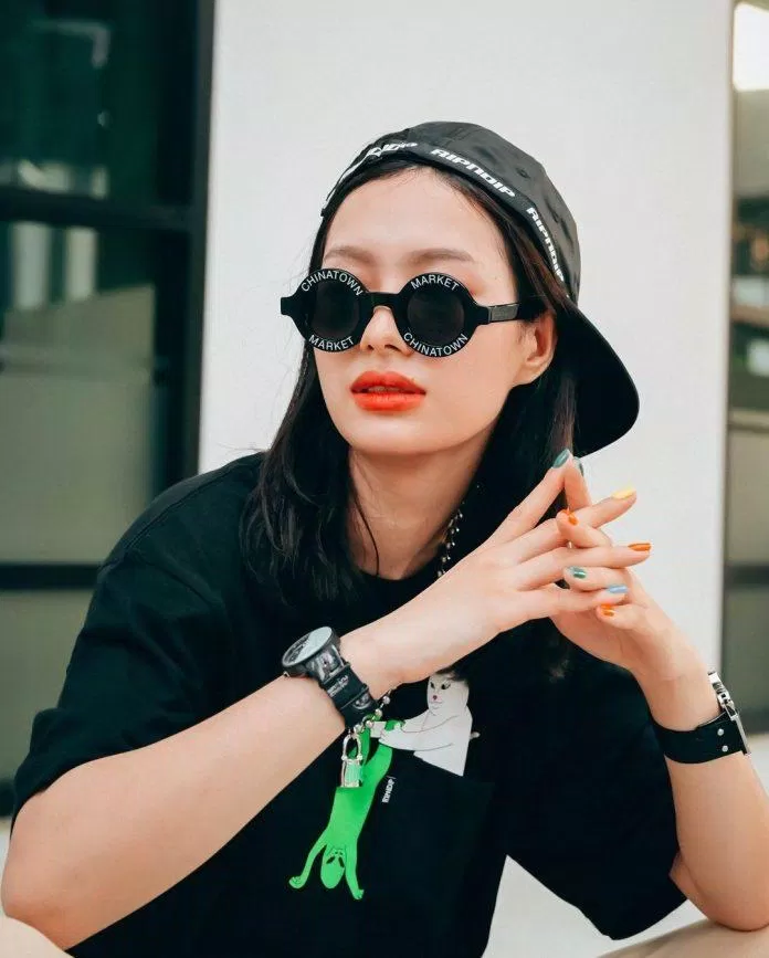 Cô nàng trong phim Bad Buddy còn ngầu hơn cả dàn nam. (Ảnh: Internet)