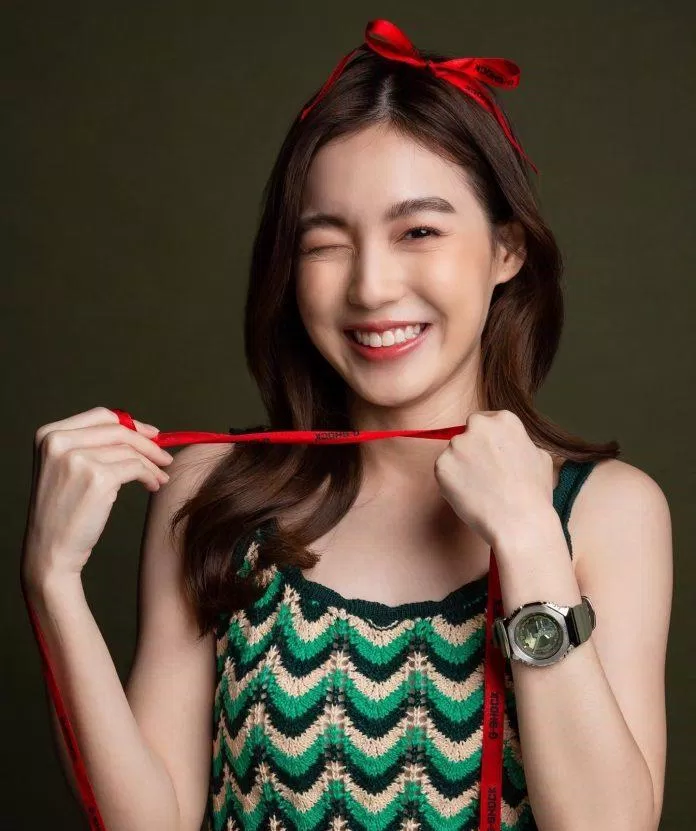 Love sinh năm 2000 nhưng đã tham gia rất nhiều bộ phim lớn nhỏ.