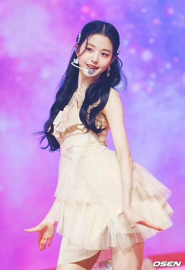 Jang Wonyoung sở hữu đôi chân dài đáng mơ ước (Nguồn: Internet) Jang Wonyoung sở hữu đôi chân dài đáng mơ ước (Nguồn: Internet)