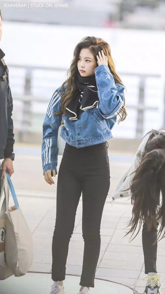 JENNIE BLACKPINK- cô gái dẫn đầu phong cách thời trang mặc đẹp tại sân bay Áo croptop áo gile áo khoác blazer áo khoác của jennie áo khoác denim Áo sơ mi BLACK PINK Jennie chân váy croptop jacket Jenni Jennie BlackPink mặc đẹp outfit của Jennie phong cách phong cách thời trang quần jean quần ống rộng sân bay skinny sơ mi Sơ mi oversize sơ mi trắng thời trang Thời trang sân bay của Jennie Blackpink váy xòe